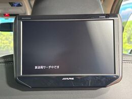 【後席モニター】家族や友人とお出かけする機会が多い方に大人気の後席モニターを装備！見やすい位置に画面がありテレビやDVDの視聴も快適！友達もお子様も、後席にしか乗らなくなるかも？？