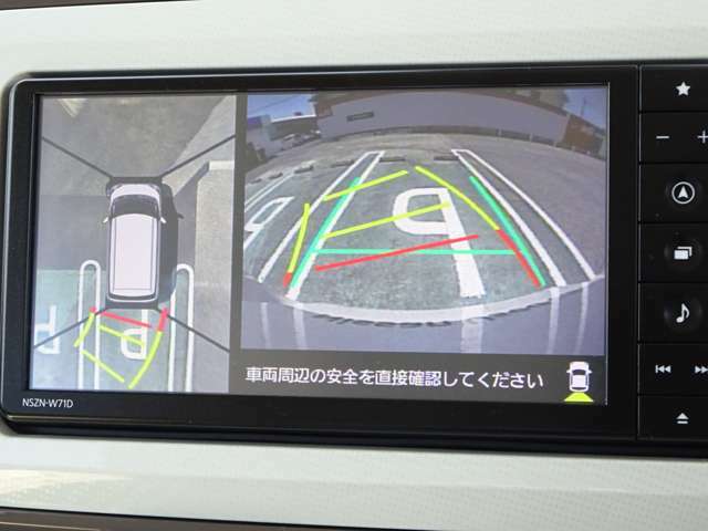 【アラウンドビューモニター＆バックモニター】クルマを真上から見下ろしているかのような映像が表示され、周囲の状況がひと目で把握できるので、安心してスマートに駐車できます。駐車が苦手な方にオススメです！