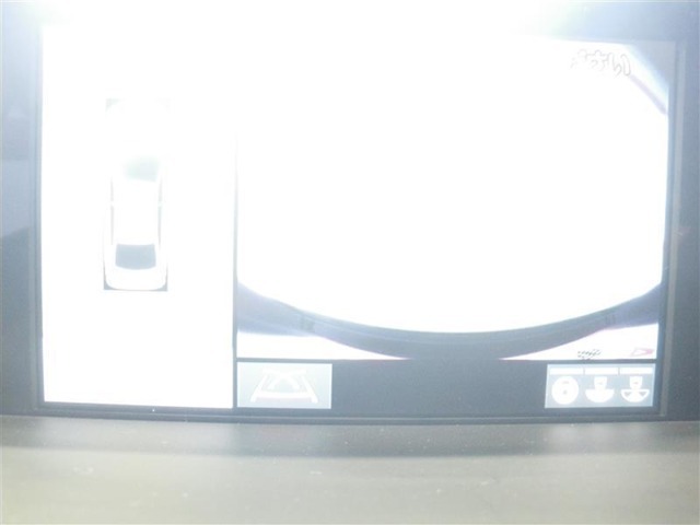 パノラミックビューモニター付きです。 車両を上から見たような映像を画面に表示。 運転席からの目視だけでは見にくい、車両周辺の状況をリアルタイムでしっかり確認できます。