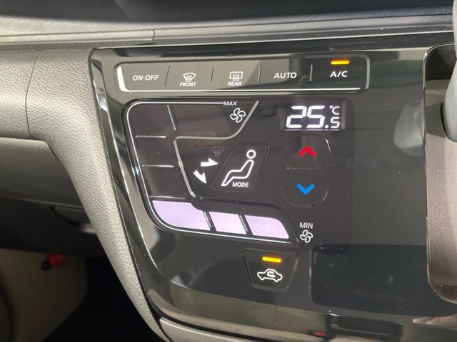 【オートエアコン】一度お好みの温度に設定すれば、車内の温度を検知し風量や温度を自動で調整。暑い…寒い…と何度もスイッチ操作をする必要はありません。快適な車内空間には必須の機能ですね♪