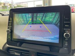 【バックカメラ】駐車時に後方がリアルタイム映像で確認できます。大型商業施設や立体駐車場での駐車時や、夜間のバック時に大活躍！運転スキルに関わらず、今や必須となった装備のひとつです！