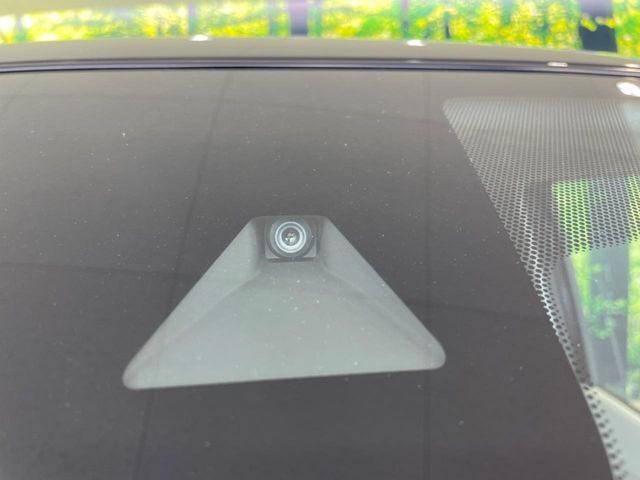 【インテリジェントエマージェンシーブレーキ】フロントカメラで前方の車両や歩行者を検知。衝突しそうな時は衝突被害軽減ブレーキが作動、衝突回避をサポート。より安全にドライブをお楽しみいただけます。