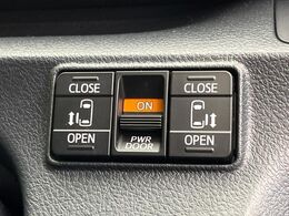 【両側パワースライドドア】スマートキーや運転席のスイッチで後席両側スライドドアの開閉が可能♪電動だから力を入れてドアを開ける必要が無く、小さなお子様でも簡単に開け閉めでき快適です♪