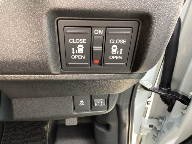 こちらの車両は両側電動スライドドアを装備(*^_^*)乗り降りの際や荷物を持っているときに大変重宝しますよ(*^_^*)