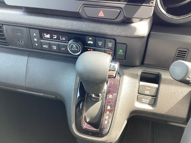 電子パーキングブレーキ搭載でオートブレーキホールドも装備(^^)/信号待ちなどで重宝しますよ～(*^_^*)