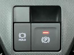 【電動パーキングブレーキ】ボタンを手前に引くだけでパーキングブレーキがロック！発進時にはボタンを押すとパーキングブレーキが簡単に解除される優れものです！