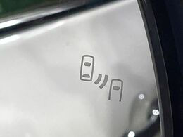 【ブラインドスポットモニター】走行中、ドアミラーの死角になりやすい箇所に後続車が接近するとサイドミラーのレンズに警告を表示！ドライバーに注意喚起をしてくれます。