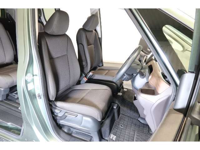 すわり心地の良い運転席・助手席です。長時間のドライブの疲れ軽減に貢献します。どうぞ快適なドライブを♪