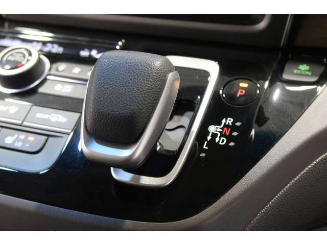インパネシフトだから視線の移動も少なく足元もスッキリ♪運転席もゆったりしているのでゆとりを持ってドライブできますね！