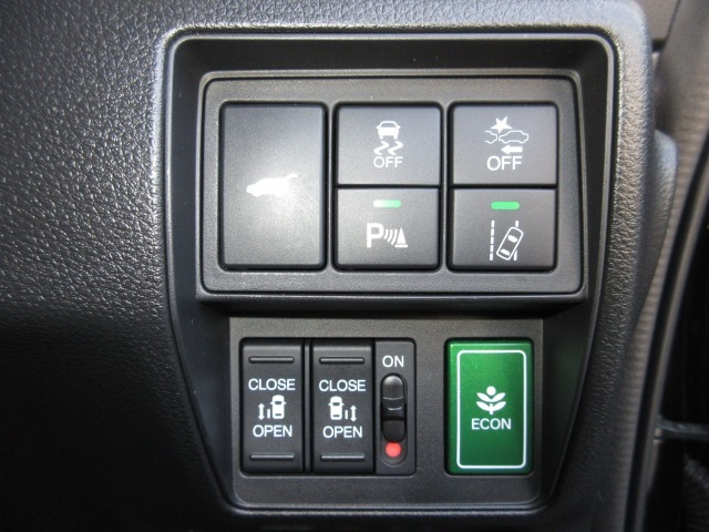 VSA（車両挙動安定化制御システム）とは、従来の車輪のロックを防ぐABS、車輪の空転を抑制するTCSに加え、クルマの横滑り、曲がるを制御し、走る・曲がる・止まるの全領域で安定性を確保するシステムです。