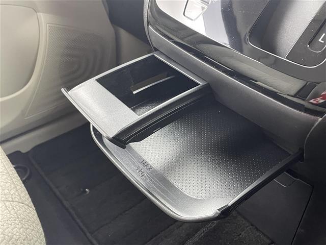 【フロアマット】車内を綺麗に保つのには必須のアイテムです。当店ではフカフカな新品マットも絶賛取り扱い中！ぜひご相談くださいませ。