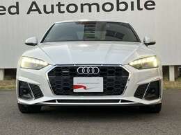 Audiが最初に採用したLEDポジショニングランプ。シャープなラインで昼間でも点けていたいと思うほど上品でオシャレです。夜間走行時はさらに目立ちます！
