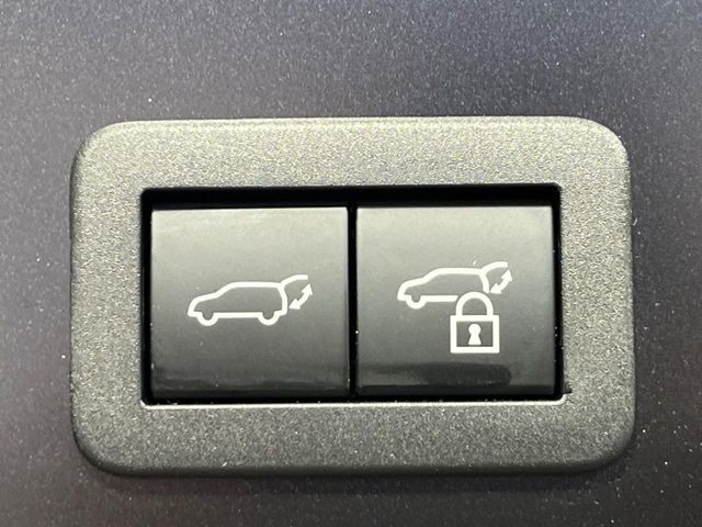 【パワーバックドア】スマートキーや運転席のボタンを押すだけでリアゲートが自動で開閉します！荷物を持っている時や、高い位置にあるバックドアを閉める際に便利な機能です♪