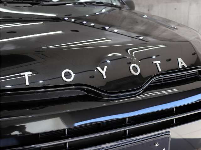 グリル上部に人気のクラシックTOYOTAエンブレムを装着し当店こだわりのカスタムを施しております。