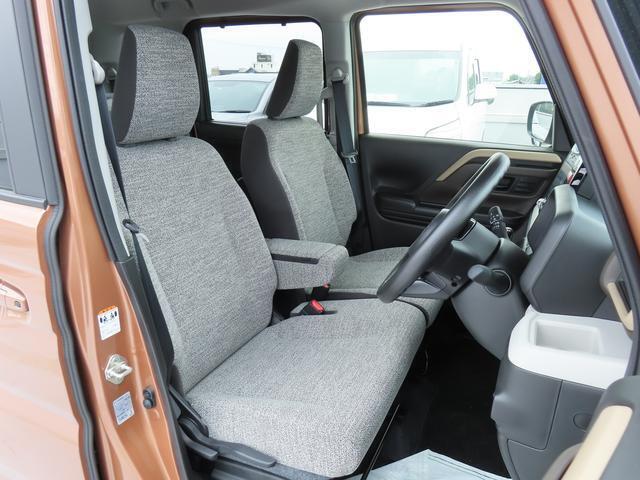 【フロントシート】インパネにシフトが付いているので足元広々！運転席から助手席の移動も楽々♪どちらからでも乗り降り出来るので、狭い場所の乗り降りも楽ちんですよ♪