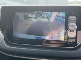 【バックカメラ】駐車時に後方がリアルタイム映像で確認できます。大型商業施設や立体駐車場での駐車時や、夜間のバック時に大活躍！運転スキルに関わらず、今や必須となった装備のひとつです！