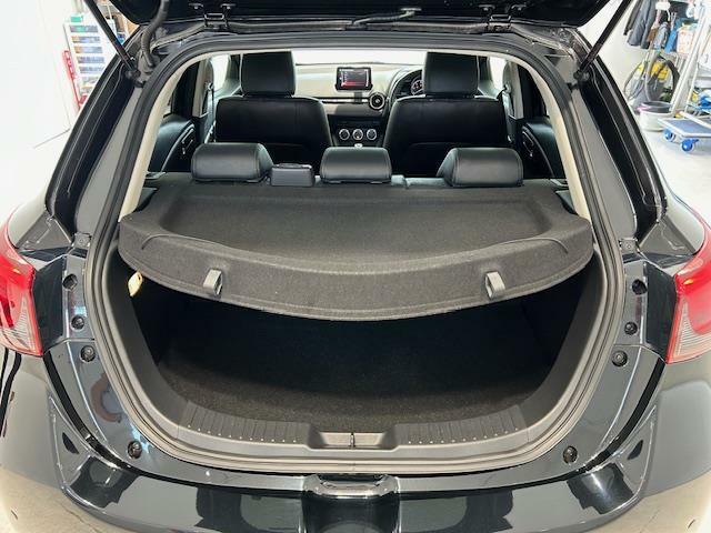 ラゲッジスペースとは、車内の荷物を積むためのスペースのことを指す。後部座席を押し倒すことができる車種の場合、座席を倒してラゲッジスペースを拡大することができる為、荷物の積載量を増やすことが可能である。