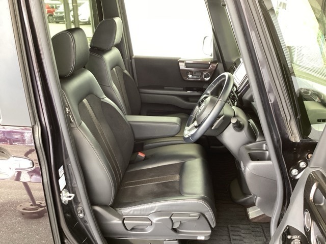 フロント広々、ベンチシートの運転席は、ハイトアジャスターが付いているので、快適にドライブができます。ハンドルはチルトステアリングで、ハンドル位置を上下に調節できます。