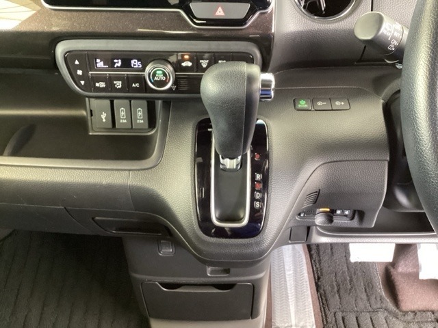 足元スッキリ、インパネシフトです。パーキングブレーキはフットブレーキタイプなので、運転席と助手席の間がスッキリしています。