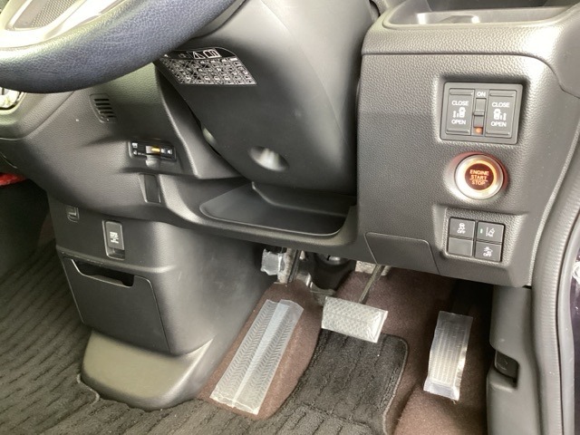 左側に高速で便利なETCがあり、また、便利な電動スライドドア、横滑りを防ぐVSAなどのスイッチは、運転席の右側、手の届きやすい位置にあります。