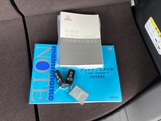 メンテナンスノート【整備記録簿】、取説も揃っています。スマートキーはバッグなどにしまったままボタン操作でエンジンの始動・停止ができて大変便利です。