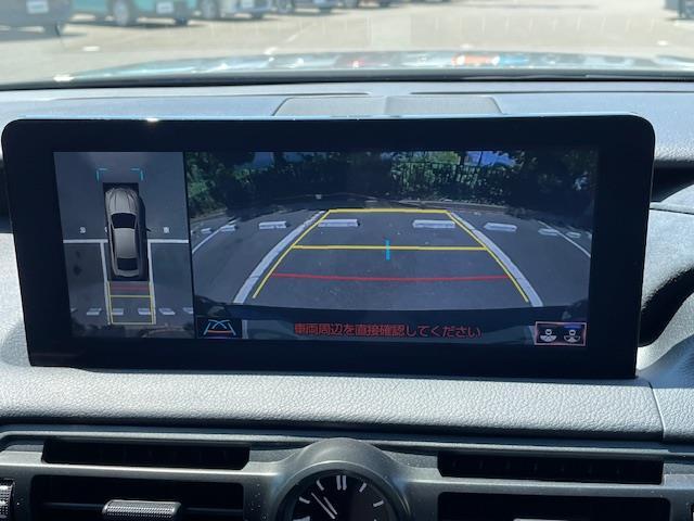 後退時に車両の後ろ側をモニター画面に表示します。車庫入れなどでバックする際に後方確認ができて便利です。車庫入れが苦手な人もこれで安心です♪