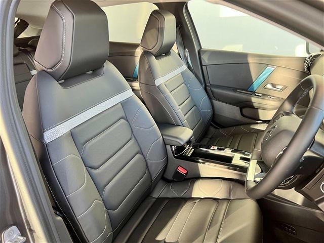 アドバンスト・コンフォートシートは厚みのあるウレタンフォ-ムが採用され腰の負担も少なく疲れを感じさせません。運転席・助手席には、シ-トヒ-タ-が標準装備、ステアリングもヒ-タ機能が装備されております。