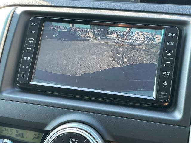 【バックカメラ】駐車時に後方がリアルタイム映像で確認できます。大型商業施設や立体駐車場での駐車時や、夜間のバック時に大活躍！運転スキルに関わらず、今や必須となった装備のひとつです！