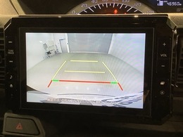 リバースギアに入れるだけで後方の表示へ切り替わります。夜間や雨の日の駐車も楽になりますよ。