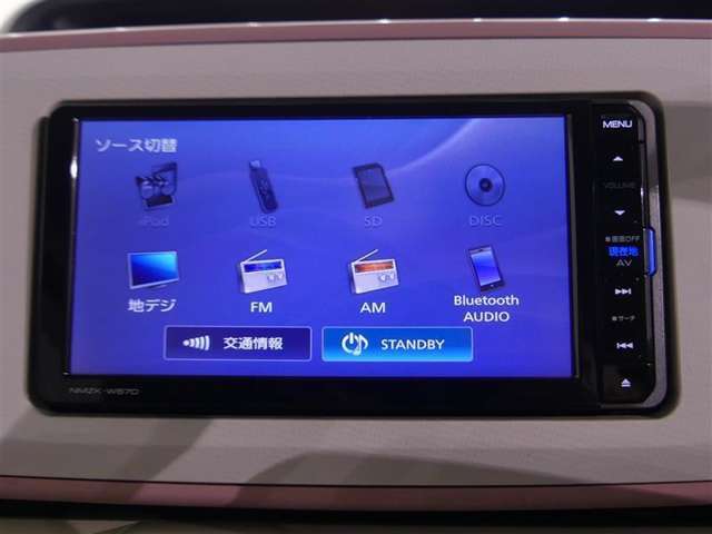 CD/AM/FMオーディオを装備です。Bluetooth装備ですのでスマホと通信で音楽が聴けます。