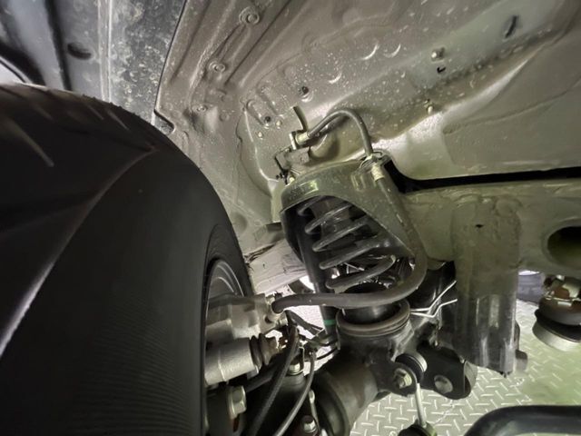 お車を安心してお乗りいただく為には、足回りの定期点検が欠かせません。サービスサポート（有償保証）では無料点検もご提供しており、安心のカーライフをお過ごしいただけるサポート体制が整っています。