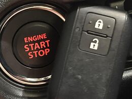 【キーレススタートシステム】カバンやポケットに入れたままでもドアの施錠・解錠が可能なスマートキーを装備。エンジンのオン・オフ時もカギを取り出す必要が無いからとっても便利です♪