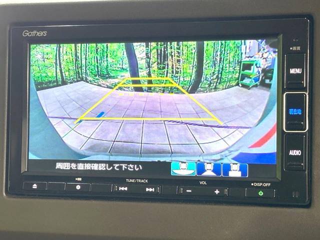 【バックカメラ】駐車時に後方がリアルタイム映像で確認できます。大型商業施設や立体駐車場での駐車時や、夜間のバック時に大活躍！運転スキルに関わらず、今や必須となった装備のひとつです！