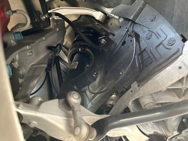 お車を安心してお乗りいただく為には、足回りの定期点検が欠かせません。サービスサポート（有償保証）では無料点検もご提供しており、安心のカーライフをお過ごしいただけるサポート体制が整っています。