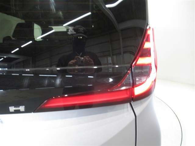 LEDテールライトです。省電力、高輝度のLEDは明るく照らすので夜間運転時の視認性を高めます。スタイリッシュな見た目で細かいところもこだわりたいあなたに！