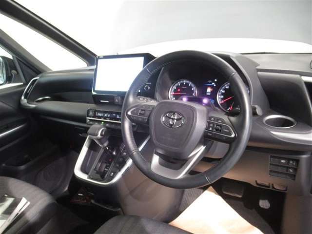 見通しのよいすっきりとした視界で、誰でも運転しやすいです。運転のしやすさは疲れにくさにも繋がりますよ♪