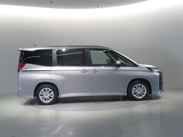 両側パワースライドドア付きだから、狭い駐車スペースなどでの 乗り降りラクラク！小さなお子さまのいるご家庭には嬉しい装備。