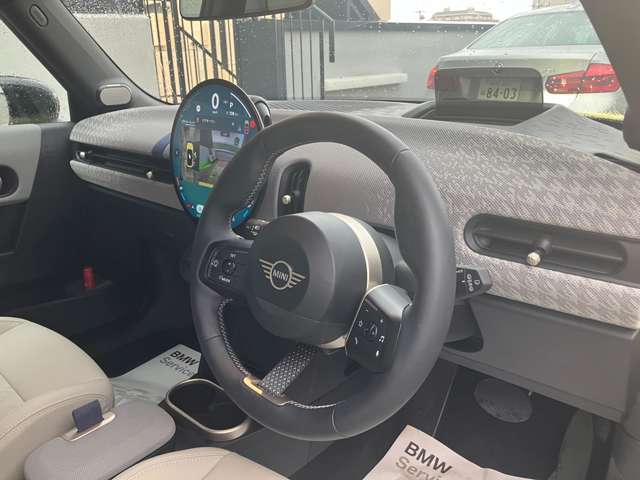 アクティブクルーズコントロールは前車追随機能付きで、快適かつ安全にドライブできます。