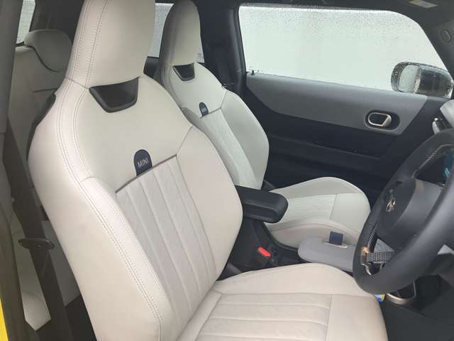 こちらのMINI認定中古車は整備・保証付きでございます。納車前整備費用はお見積書内に別途追加計上する事はございません。認定中古車整備・保証付きのお支払総額でお見積りご確認の上、他店とお比べください！！