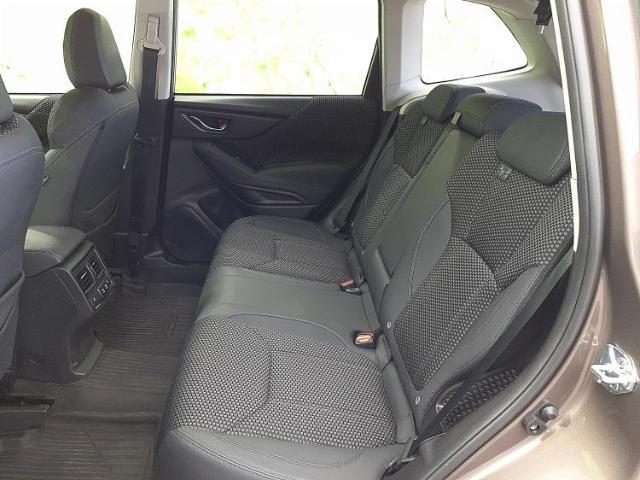 WECARSでは各商談席に大型モニターをご用意しております！見やすい大画面でゆったりと全国の在庫をご覧いただけます！是非ご来店お待ちしております！