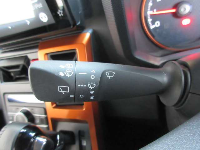 ご納車後も安心なプレミアム保証をご提案いたします。ナビや電装品、エアコンなども含めた600項目の充実した保証内容と安心のロードサービス付帯でサポートいたします。詳細はお尋ねください。