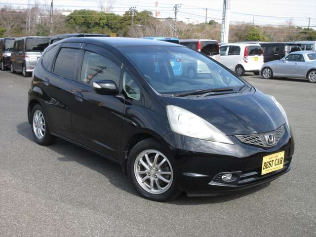 運転席側です。ドアミラーとリアクオーターに小傷があります。ヘッドライトレンズに曇りがあります。全体的には目立つ傷や凹みは無く、綺麗な状態です。