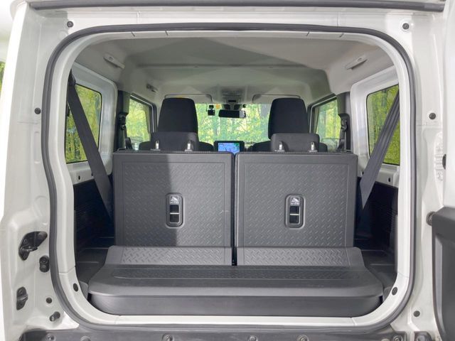 普段のお買い物や通勤、送迎等に十分な荷室スペースを確保しております。セカンドシートを倒すと、大きな荷物の積載も可能です♪
