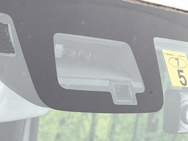 【スズキ　セーフティサポート】走行中に前方の車両等を認識し、衝突しそうな時は警報とブレーキで衝突回避と被害軽減をアシスト。より安全にドライブをお楽しみいただけます。
