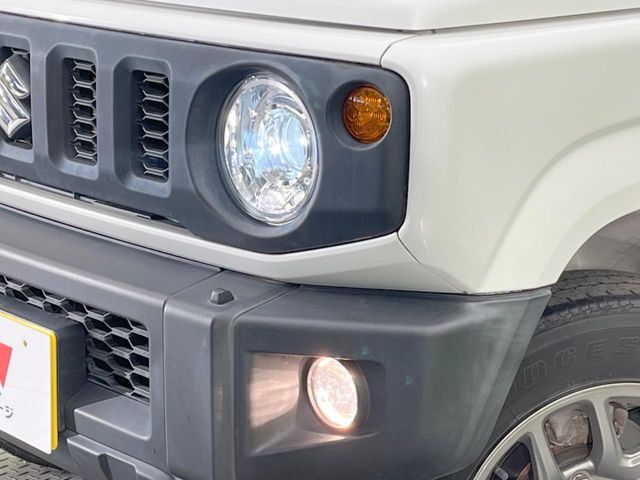 【LEDヘッドライト】悪天候や夜間走行時も良好な視界を確保し安心して運転できる高輝度LEDヘッドライトを装備！点灯速度が早く、消費電力も抑えられています。