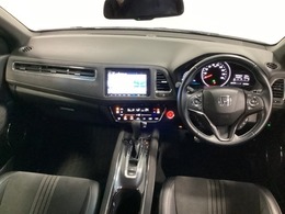 車内は光触媒抗菌消臭施工済です。スタイリッシュなデザインでスポーティなインパネ周りを演出します。グローブボックスやカップホルダーのほかにトレーなどたくさんの収納スペースが付いています。