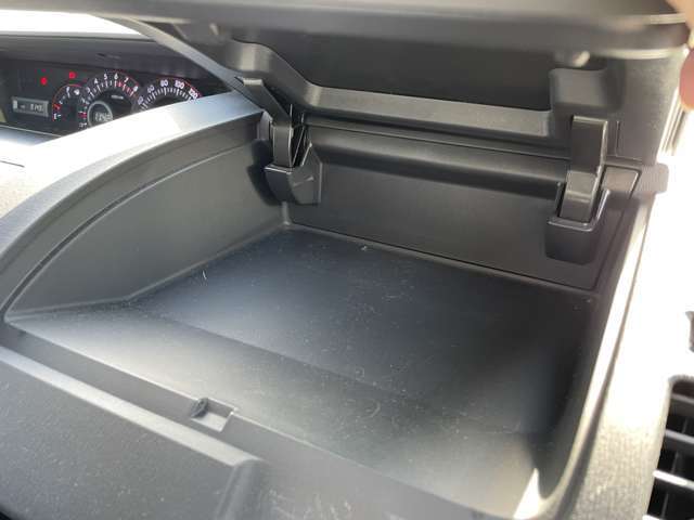 【グローブボックス】大容量のグローブボックスです！！車検証ケース他、日頃使う小物類の収納スペースもたくさんあります！