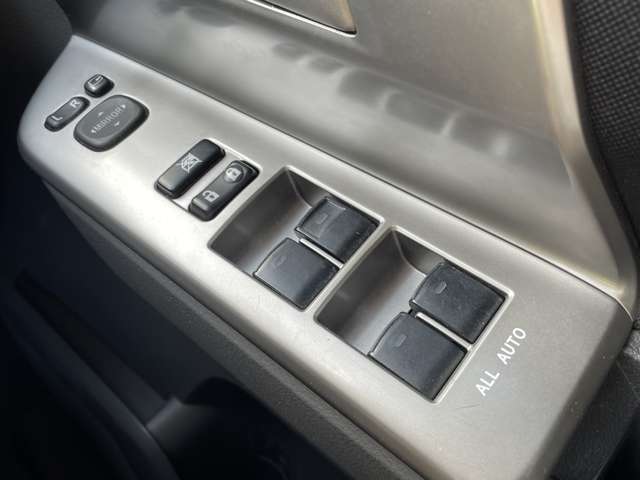 軽い力で、窓を開けたり閉めたりすることができます！掲載箇所以外にご希望の写真がございましたら、お気軽にお問い合わせ下さい！メールや郵送でお送りさせていただきます。