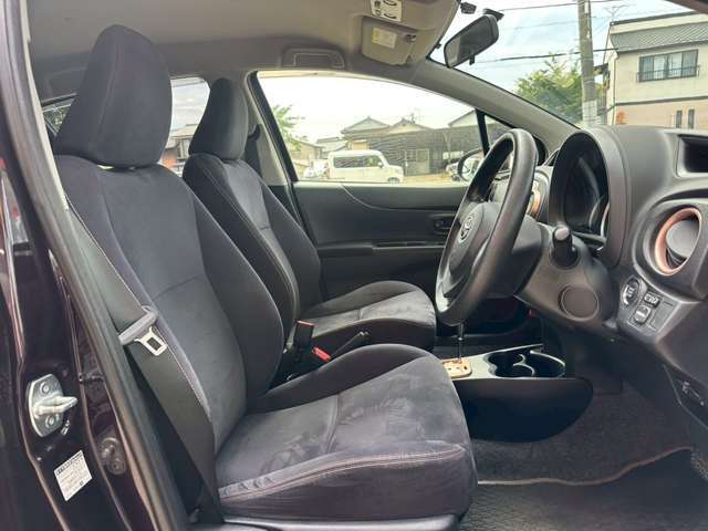 ETC　バックカメラ　ナビ　TV　アルミホイール　オートライト　スマートキー　電動格納ミラー　CVT　盗難防止システム　衝突安全ボディ　ABS　CD　DVD再生　USB　エアコン　パワーステアリング