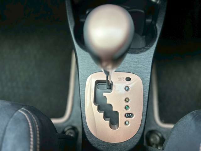 ETC　バックカメラ　ナビ　TV　アルミホイール　オートライト　スマートキー　電動格納ミラー　CVT　盗難防止システム　衝突安全ボディ　ABS　CD　DVD再生　USB　エアコン　パワーステアリング